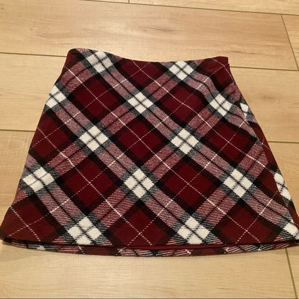 Never worn Forever 21 burgundy and white plaid mini skirt, size xs, never worn